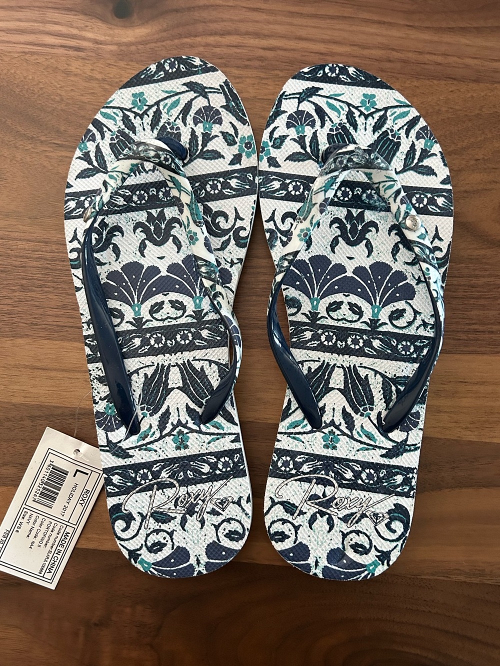 ROXY FLIP FLOPS SIZE 6 NWT